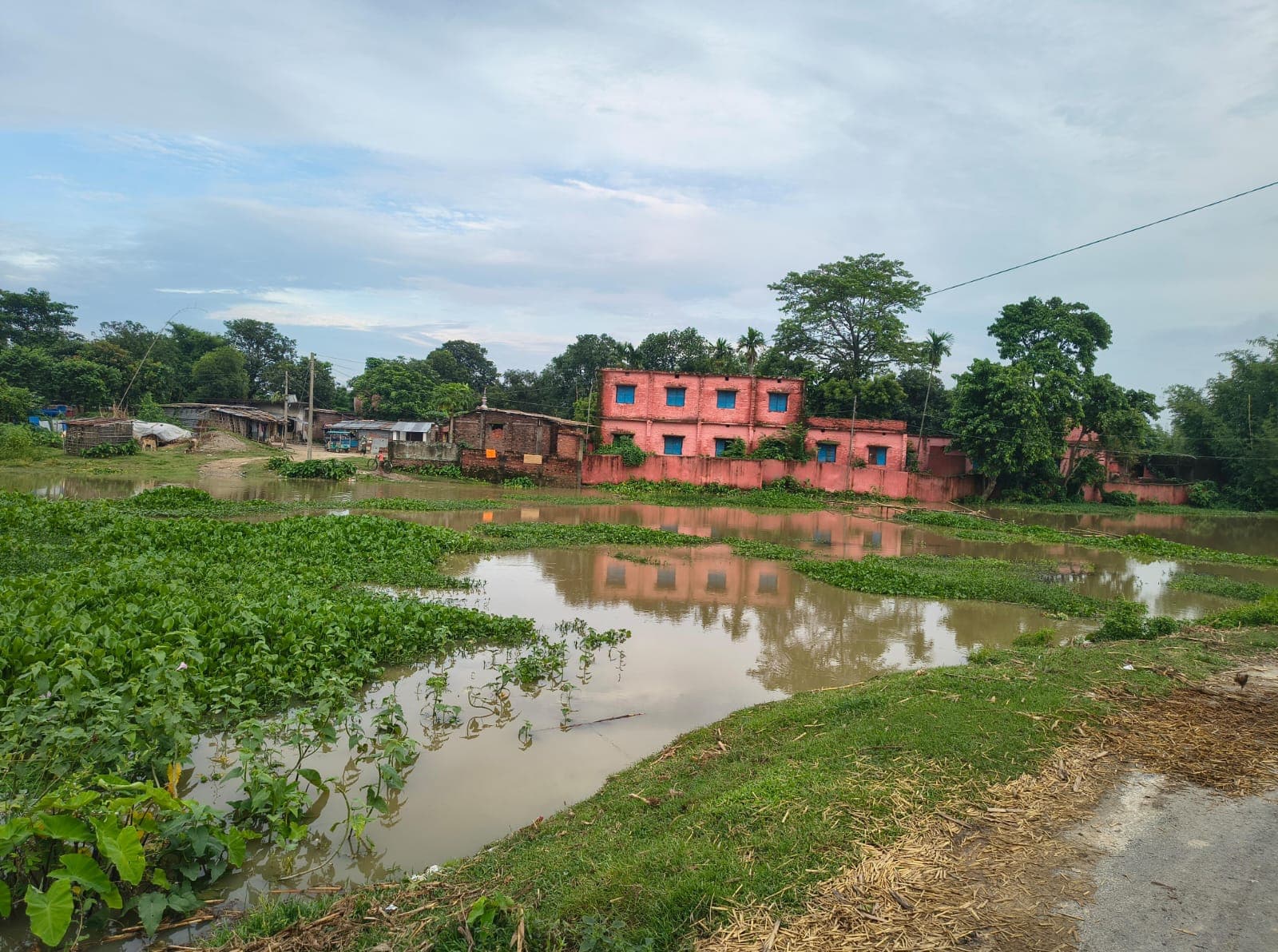 जलभराव से बाधित रास्ता, स्कूली बच्चों की बढ़ी परेशानी जलभराव से बाधित रास्ता, स्कूली बच्चों की बढ़ी परेशानी