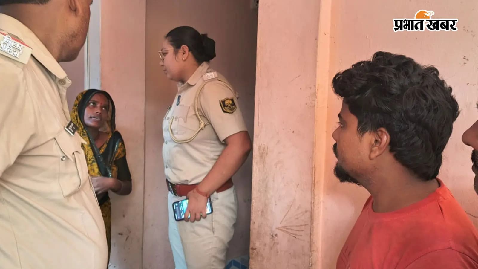 परिजनों से बात करतीं थानाध्यक्ष रोहिणी उपाध्याय परिजनों से बात करतीं थानाध्यक्ष रोहिणी उपाध्याय