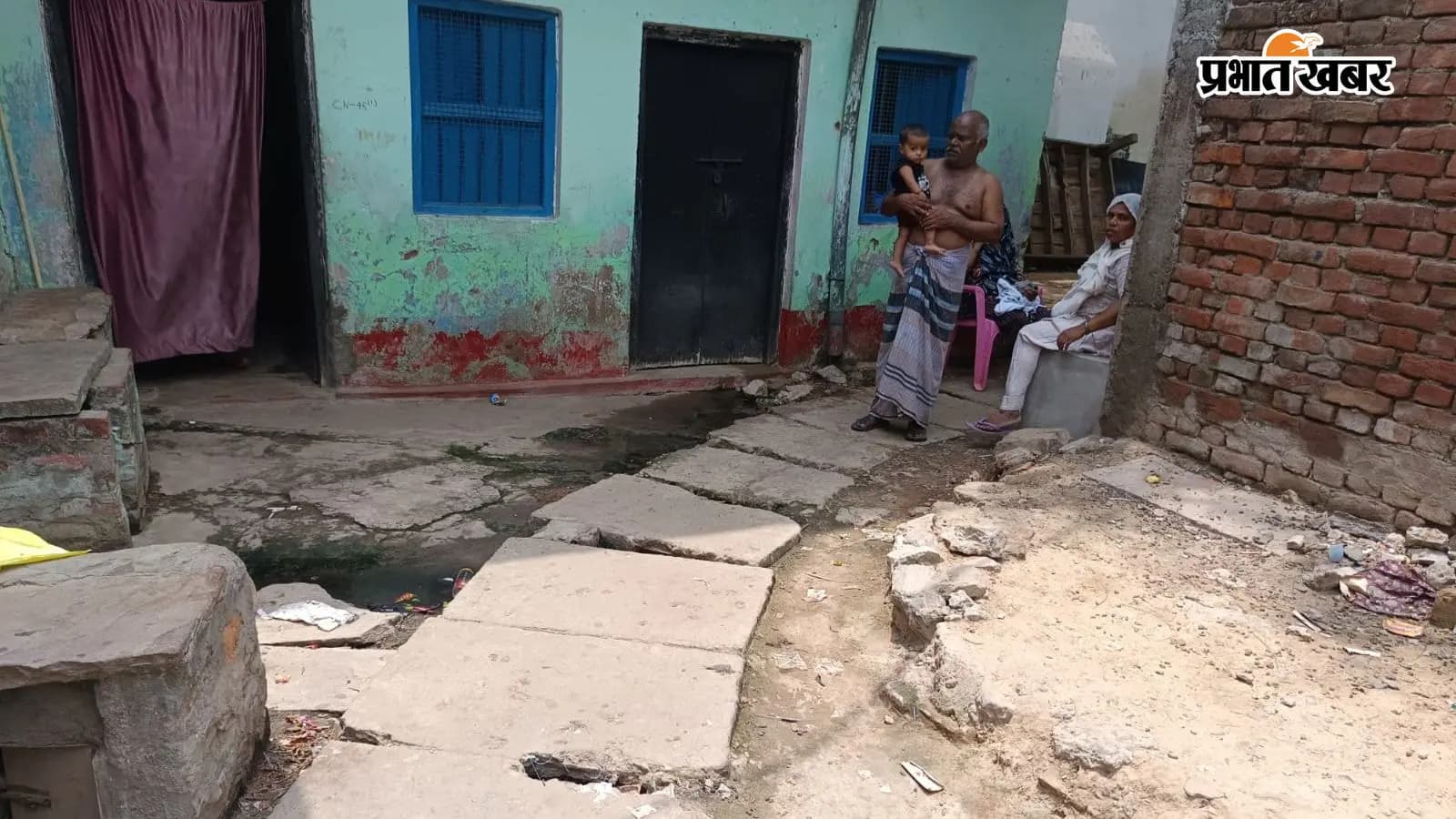 नालियों की सफाई नहीं होने से सड़क व गलियों में फैला गंदा पानी नालियों की सफाई नहीं होने से सड़क व गलियों में फैला गंदा पानी