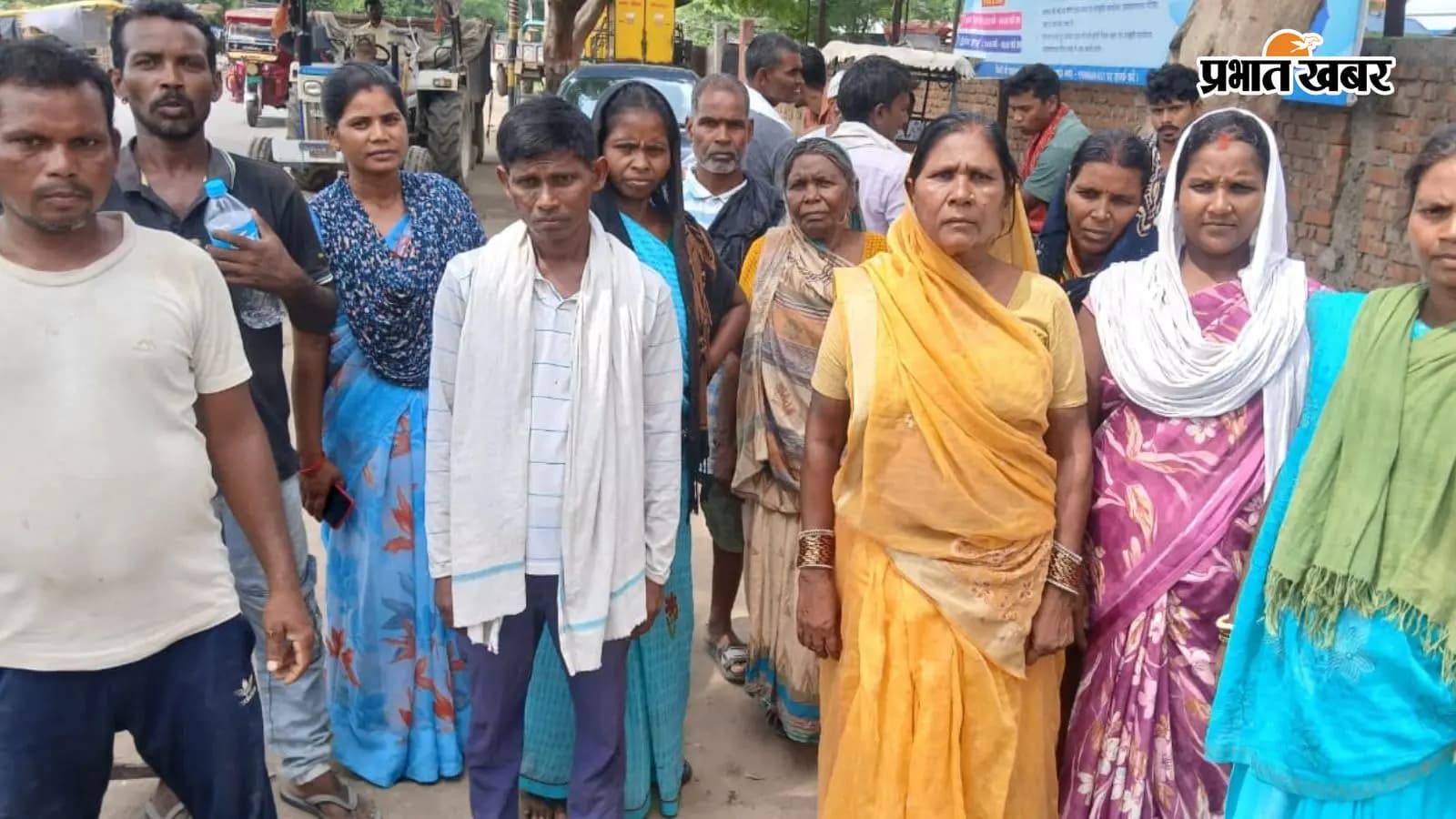 नगर पर्षद कार्यालय के पास प्रदर्शन करते सफाईकर्मी नगर पर्षद कार्यालय के पास प्रदर्शन करते सफाईकर्मी