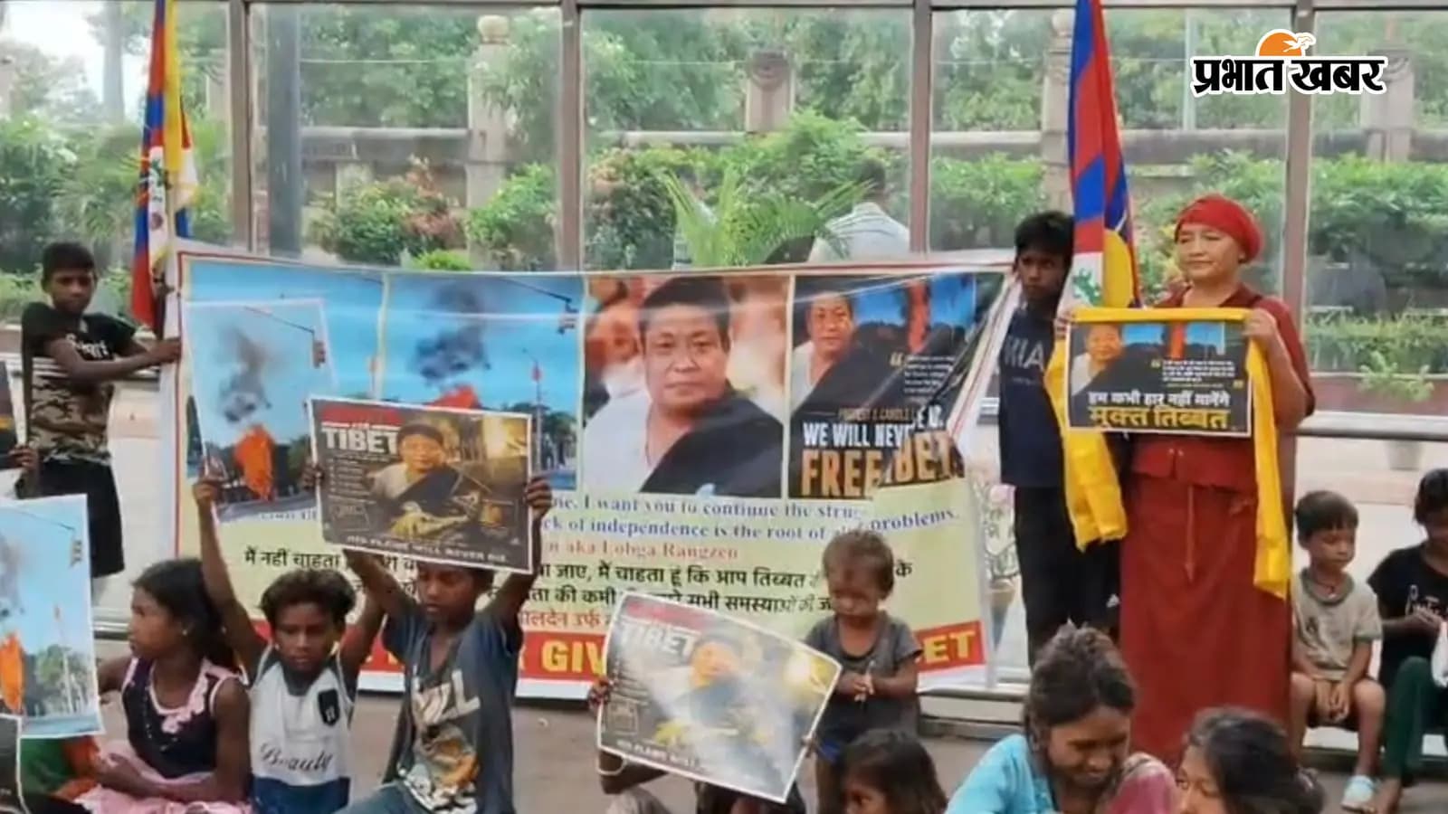महाबोधि मंदिर क्षेत्र में प्रदर्शन करते तिब्बती समुदाय के लोग महाबोधि मंदिर क्षेत्र में प्रदर्शन करते तिब्बती समुदाय के लोग