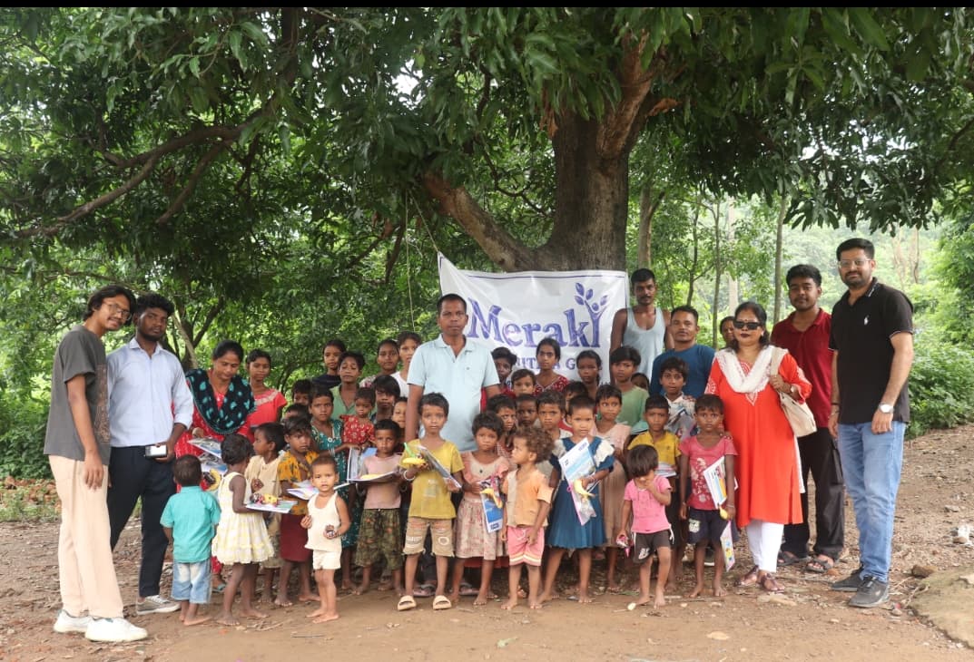 पहाड़िया बच्चों के बीच पाठ्य सामग्री वितरित पहाड़िया बच्चों के बीच पाठ्य सामग्री वितरित