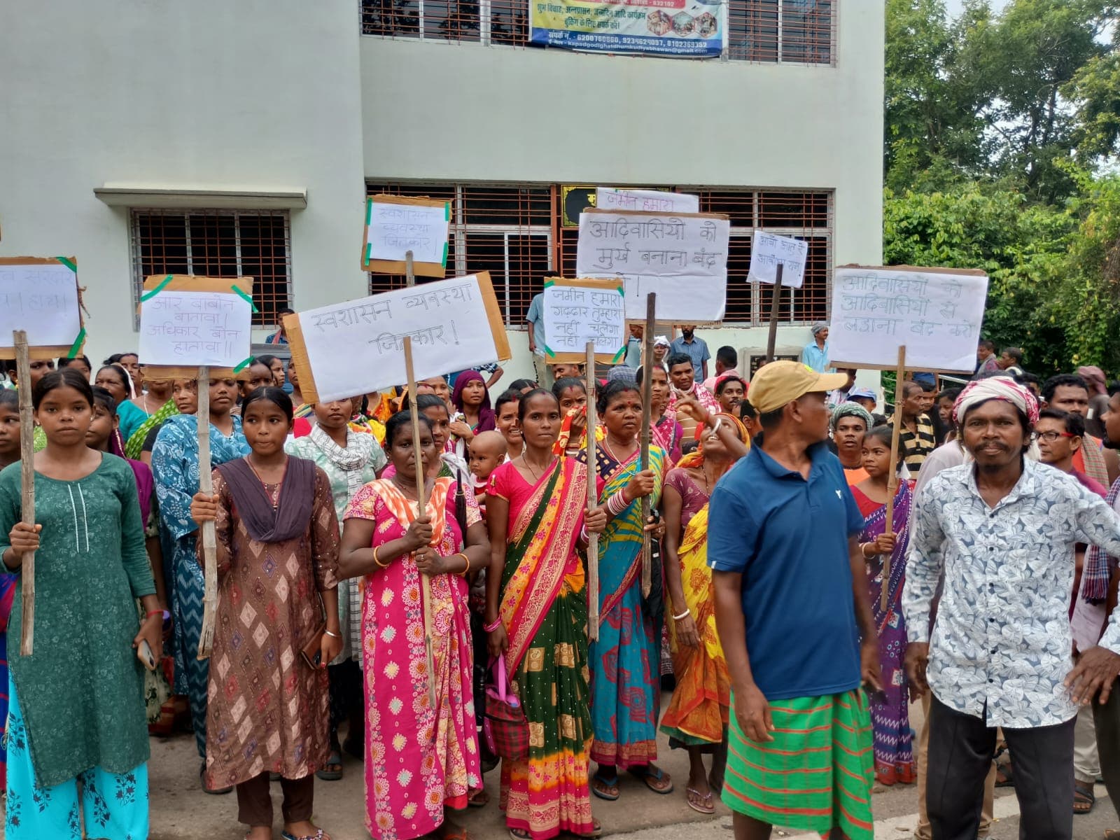 रंकिणी मंदिर सौंदर्यीकरण योजना पर विवाद, ग्रामीणों ने फूंका विधायक का पुतला रंकिणी मंदिर सौंदर्यीकरण योजना पर विवाद, ग्रामीणों ने फूंका विधायक का पुतला
