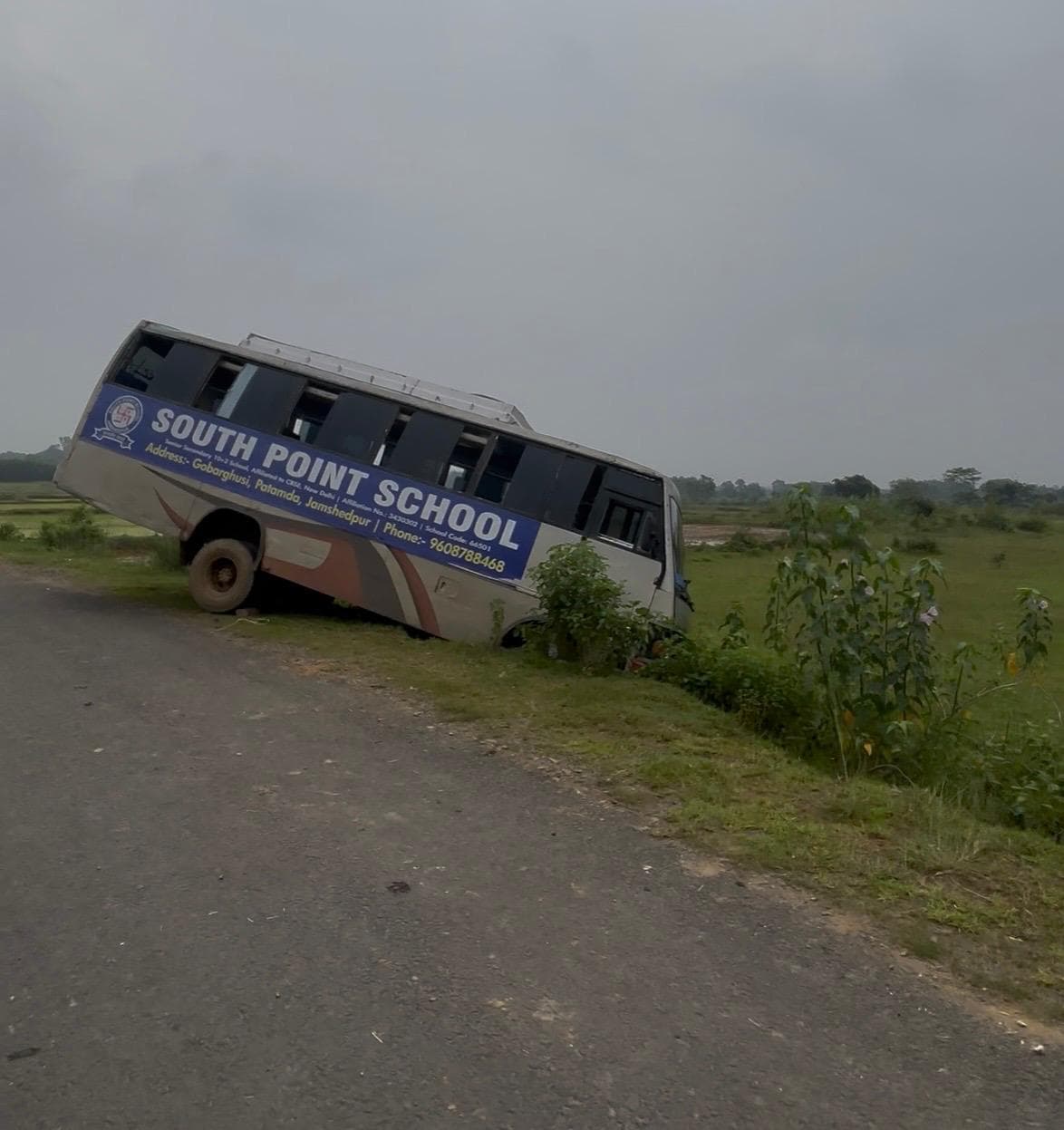 ब्रेक फेल होने से खेत में घुसी स्कूली बस, बाल-बाल बचे 40 बच्चे ब्रेक फेल होने से खेत में घुसी स्कूली बस, बाल-बाल बचे 40 बच्चे