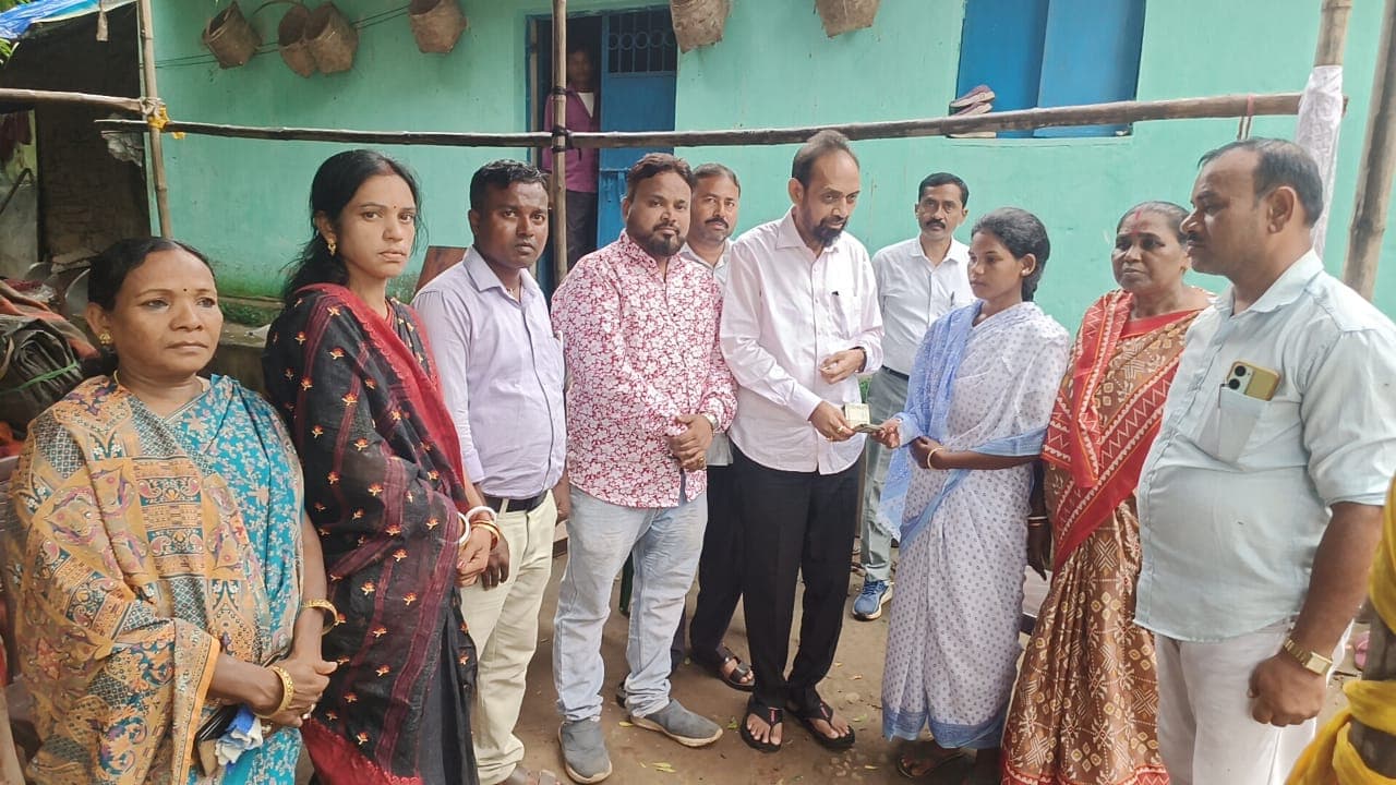 सांसद ने दो शोकाकुल परिवारों को दी सांत्वना सांसद ने दो शोकाकुल परिवारों को दी सांत्वना