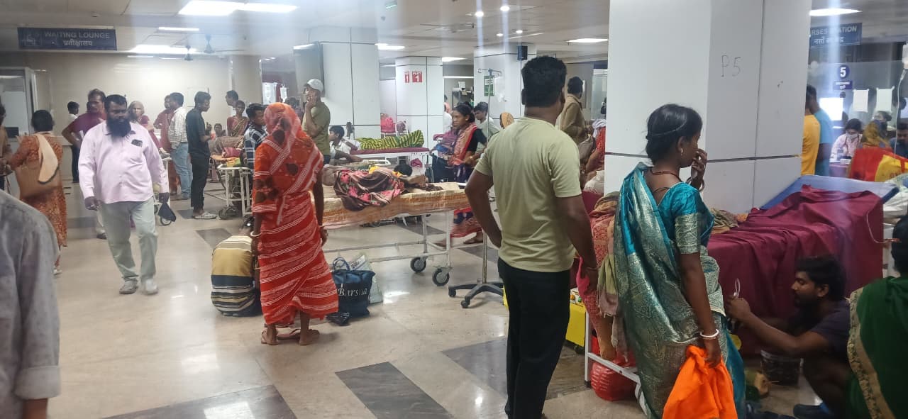 एमजीएम अस्पताल की इमरजेंसी में बढ़े मरीज, स्ट्रेचर तक खाली नहीं एमजीएम अस्पताल की इमरजेंसी में बढ़े मरीज, स्ट्रेचर तक खाली नहीं
