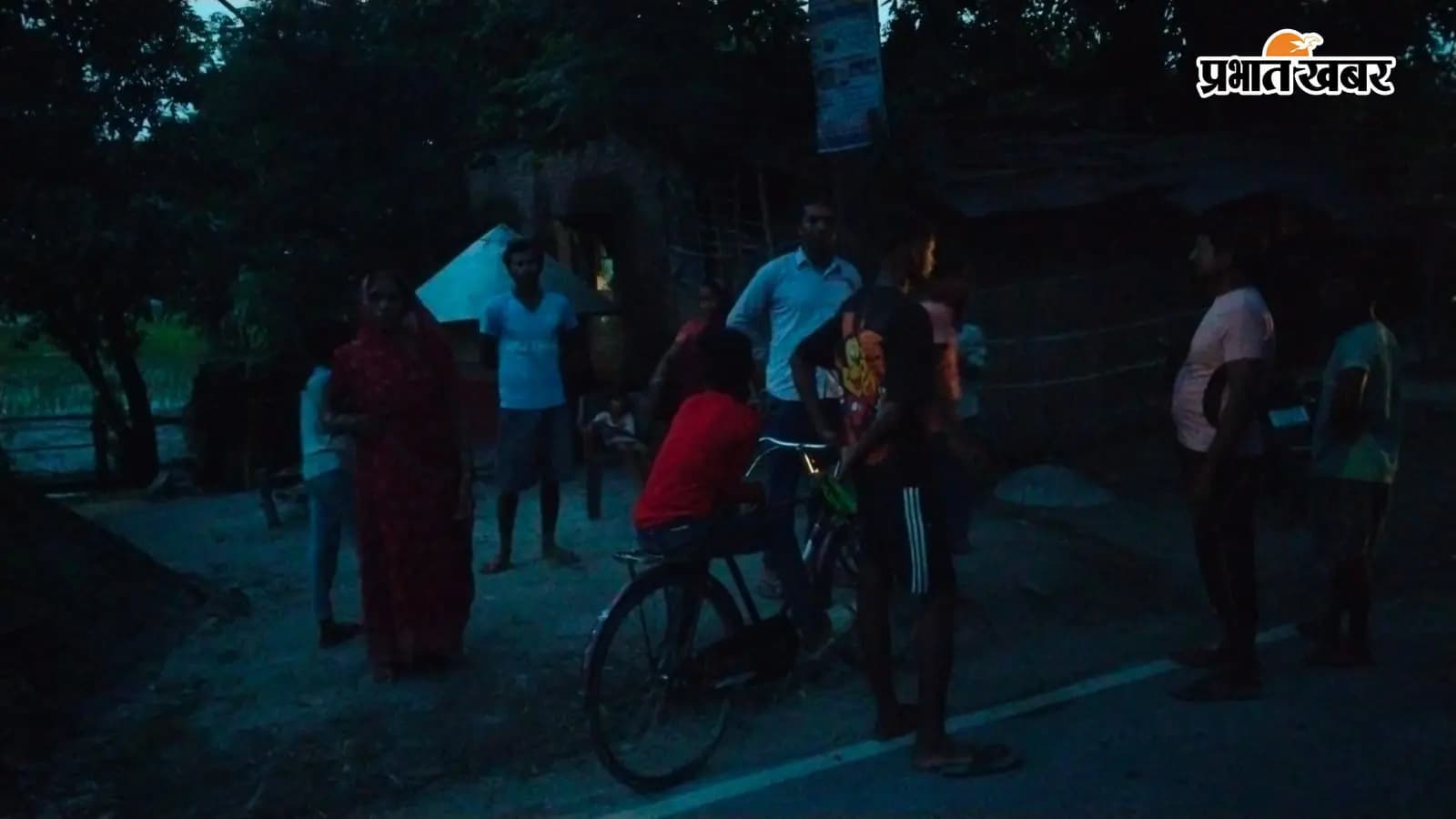 घटनास्थल पर जुटी लोगों की भीड़ घटनास्थल पर जुटी लोगों की भीड़
