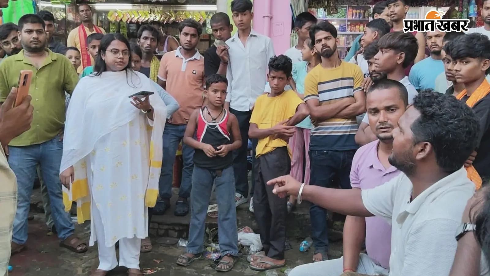 धरनास्थल पर आश्वासन देते कार्यपालक धरनास्थल पर आश्वासन देते कार्यपालक