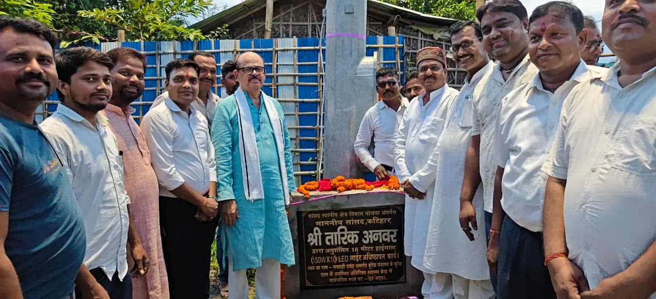 सांसद ने हाई मास्क लाइट का किया फीता काटकर उद्घाटन सांसद ने हाई मास्क लाइट का किया फीता काटकर उद्घाटन