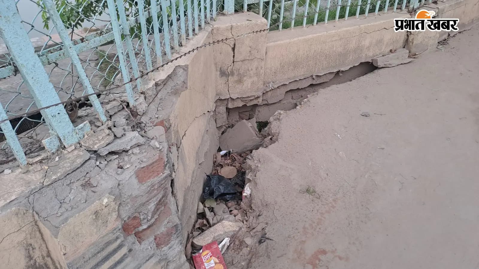 कभी भी गिर सकती है शेरशाह सूरी मकबरा परिसर की चारदीवारी, जमीन खिसकी कभी भी गिर सकती है शेरशाह सूरी मकबरा परिसर की चारदीवारी, जमीन खिसकी