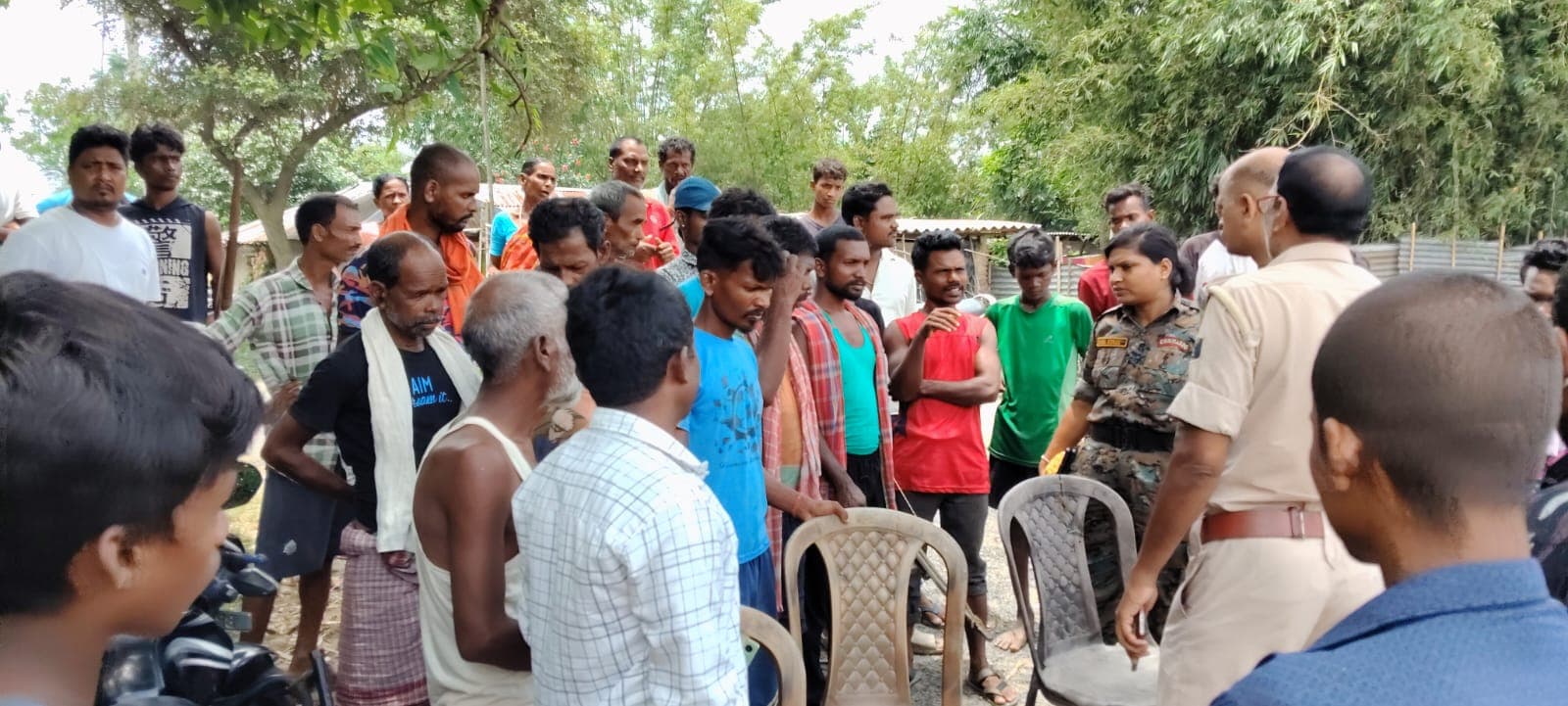 14 वर्षीय आदिवासी नाबालिग के लापता होने से ठाकुरगंज में उबाल, पिछले मामले में पुलिस की नाकामी पर भी उठे सवाल 14 वर्षीय आदिवासी नाबालिग के लापता होने से ठाकुरगंज में उबाल, पिछले मामले में पुलिस की नाकामी पर भी उठे सवाल