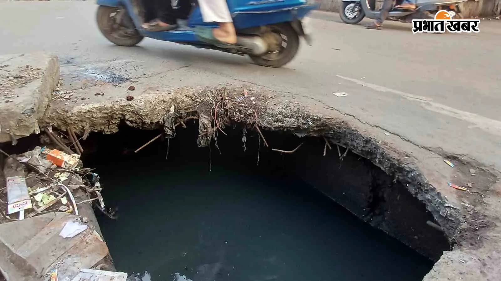नगर थाना के पास खुला नाला, फोटो- प्रभात खबर नगर थाना के पास खुला नाला, फोटो- प्रभात खबर