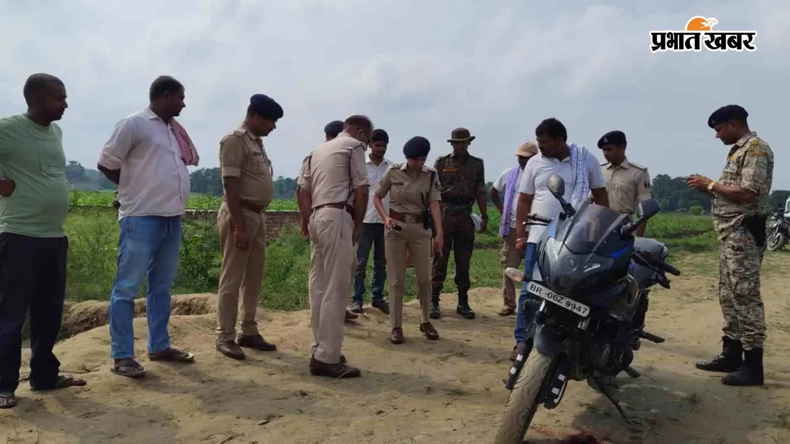 घटनास्थल पर जांच करती पुलिस टीम घटनास्थल पर जांच करती पुलिस टीम