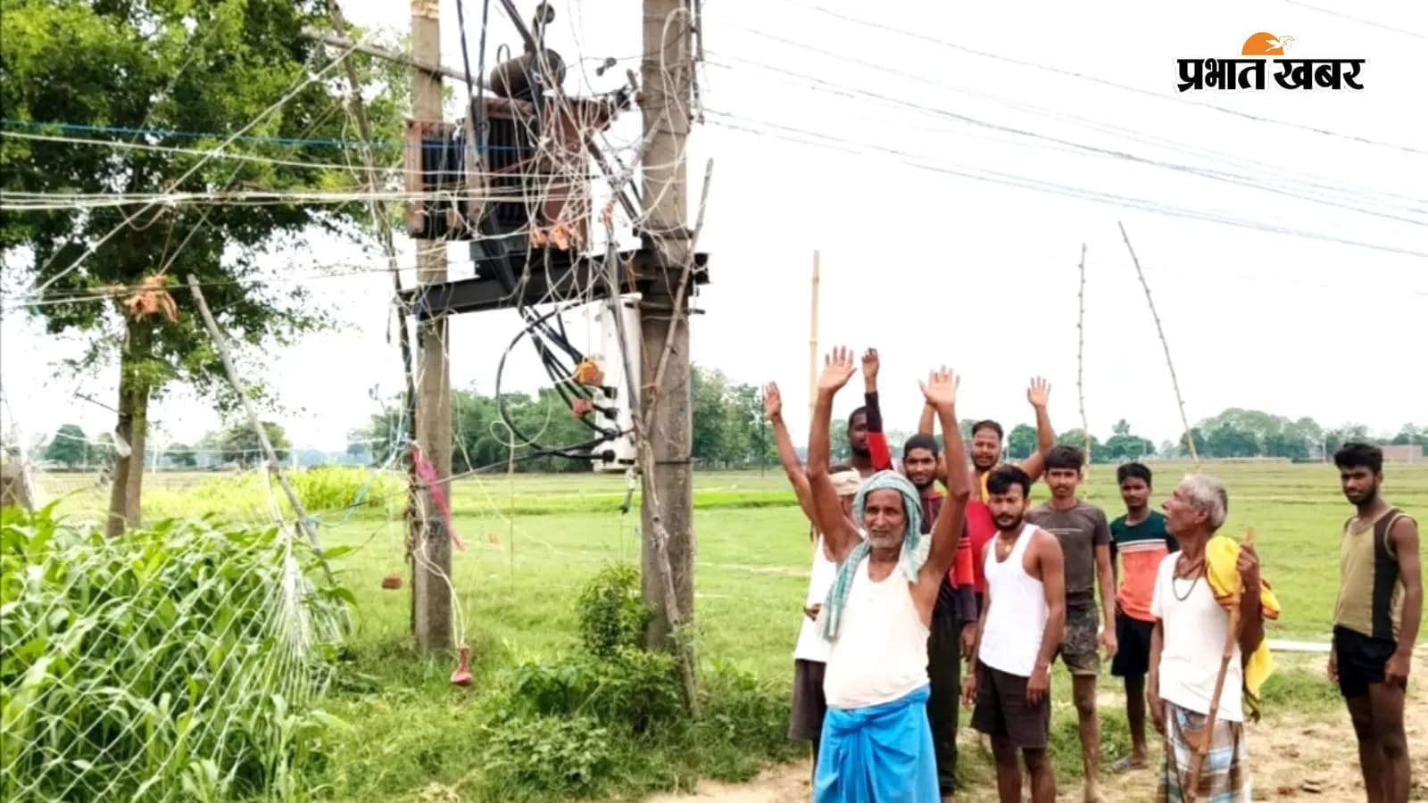 - खंभे के अभाव में वर्षों से बांस-बल्ले पर लटक रही है बिजली, हमेशा बना रहता है जान-माल का खतरा - खंभे के अभाव में वर्षों से बांस-बल्ले पर लटक रही है बिजली, हमेशा बना रहता है जान-माल का खतरा