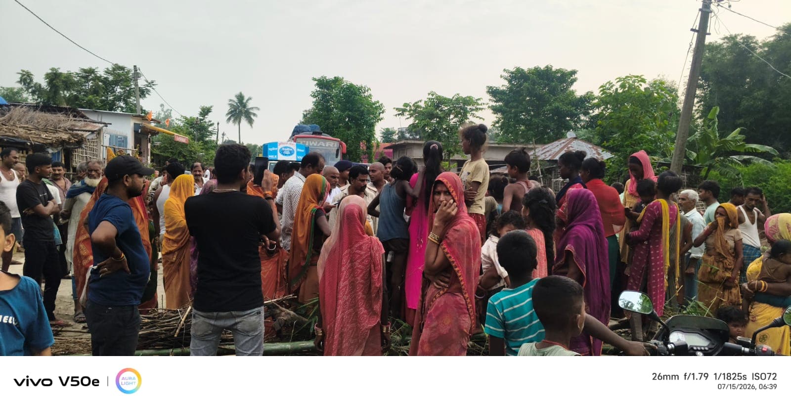 250 फीट जमीन के विवाद पर फूटा ग्रामीणों का गुस्सा, जदिया-मीरगंज स्टेट हाईवे दो घंटे रहा जाम 250 फीट जमीन के विवाद पर फूटा ग्रामीणों का गुस्सा, जदिया-मीरगंज स्टेट हाईवे दो घंटे रहा जाम