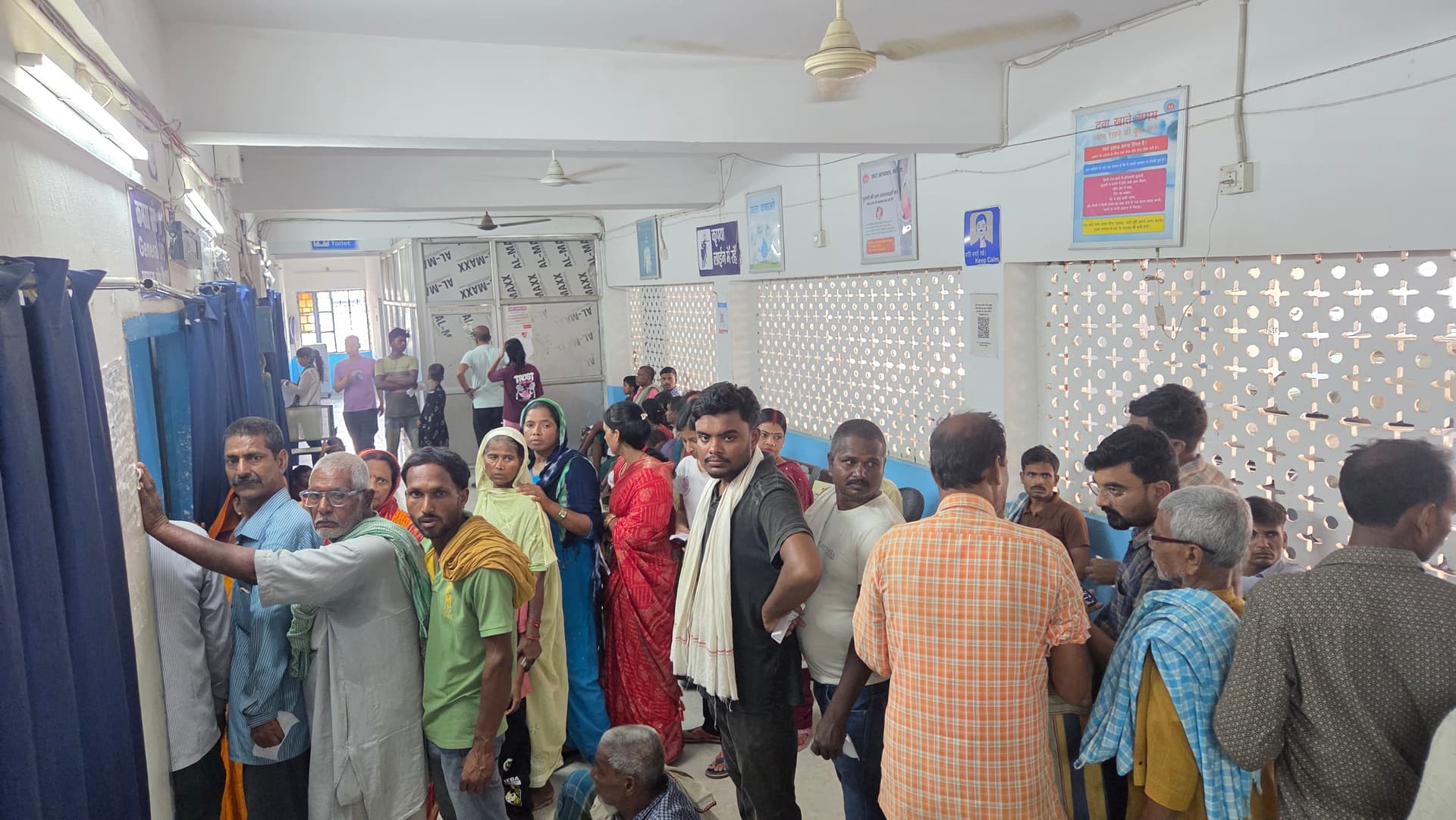 सदर अस्पताल में उमड़ी मरीजों की भीड़, बुखार व सर्दी-खांसी के मरीजों की संख्या सबसे अधिक सदर अस्पताल में उमड़ी मरीजों की भीड़, बुखार व सर्दी-खांसी के मरीजों की संख्या सबसे अधिक