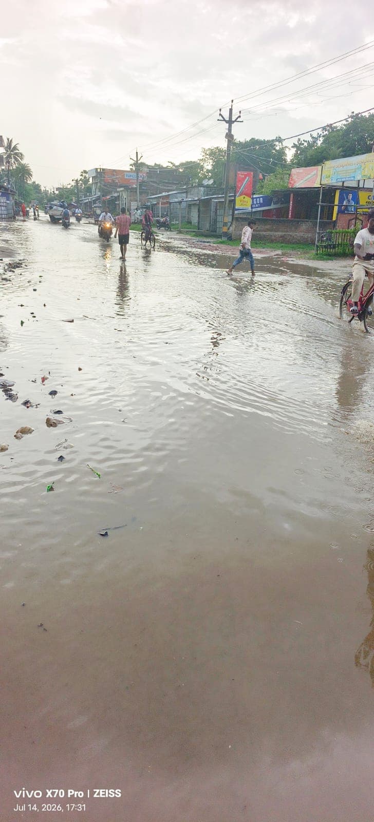 हल्की बारिश में भी टापू बन जाता है गम्हरिया बाजार हल्की बारिश में भी टापू बन जाता है गम्हरिया बाजार