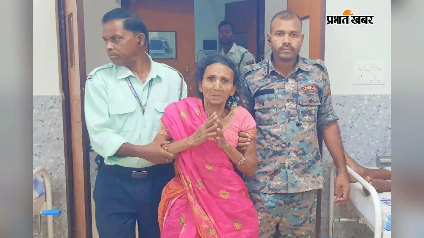 अस्पताल में वृद्ध महिला के साथ जवान. अस्पताल में वृद्ध महिला के साथ जवान.