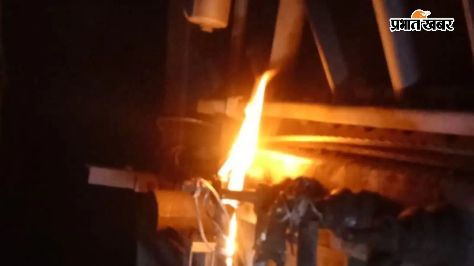 थाना के समीप ट्रांसफॉर्मर में लगी आग थाना के समीप ट्रांसफॉर्मर में लगी आग