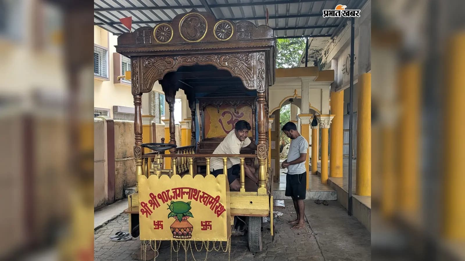 रथ की तैयारी में कारीगर रथ की तैयारी में कारीगर