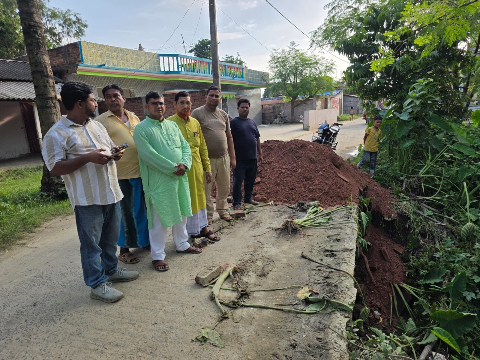 युवाओं ने अपने स्तर से जयनगर-मनसाही मुख्यपथ पर शुरू किया मरम्मती कार्य युवाओं ने अपने स्तर से जयनगर-मनसाही मुख्यपथ पर शुरू किया मरम्मती कार्य