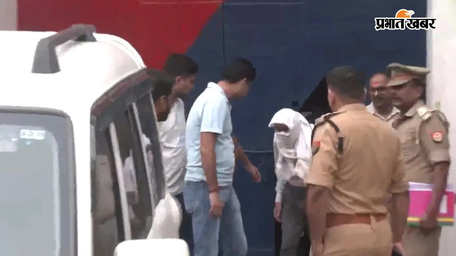 जेल से बाहर ले जाती पुलिस जेल से बाहर ले जाती पुलिस