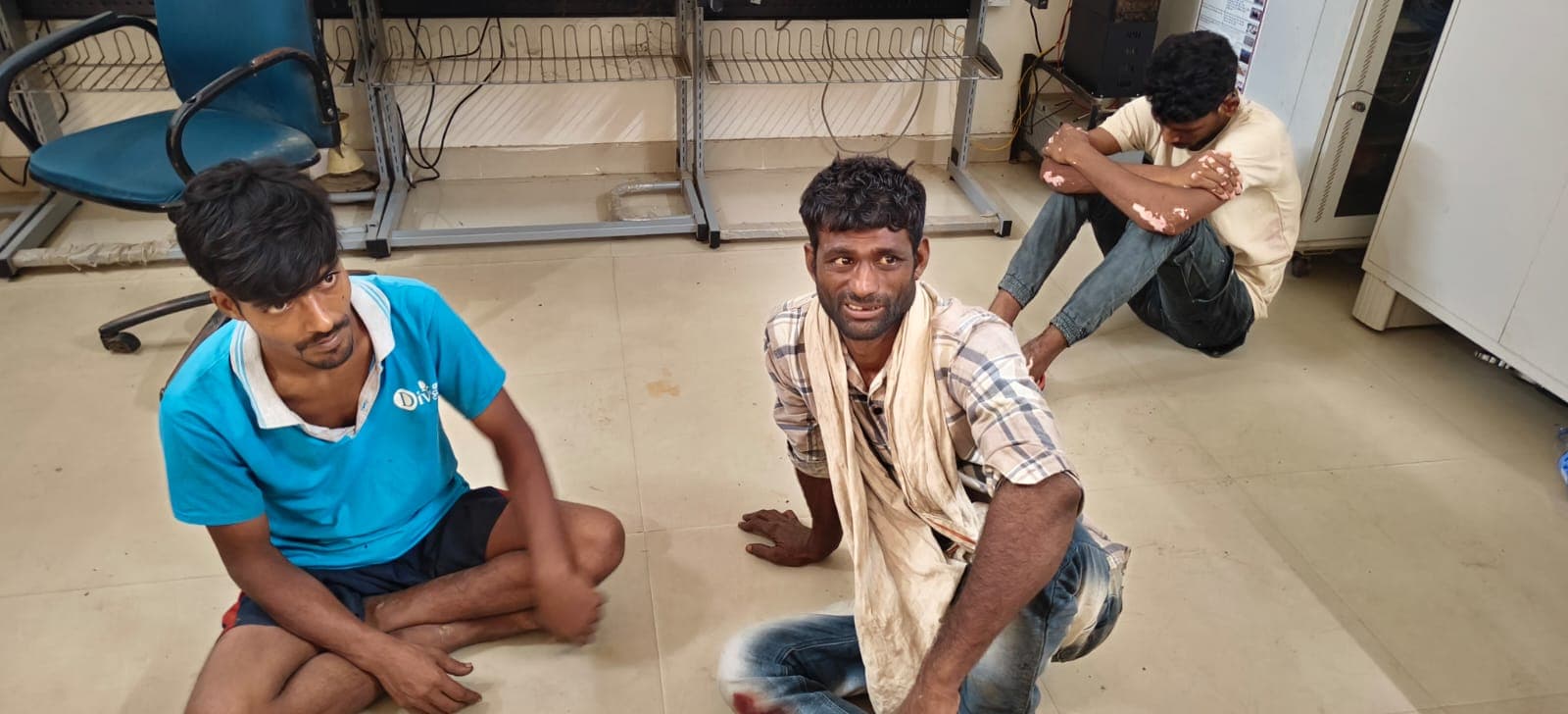 3. पांच दिनों से गांव में दहशत फैला रहे पांच चोर दबोचे गये 3. पांच दिनों से गांव में दहशत फैला रहे पांच चोर दबोचे गये