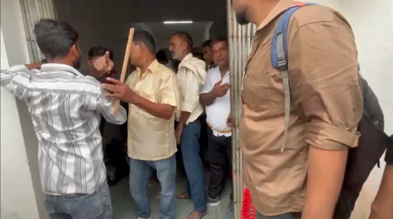 5. प्रायोगिक परीक्षा के नाम पर कॉलेज में पैसा लेने को लेकर विद्यार्थियों के हंगामे का वीडियो सोशल मीडिया पर वायरल, विश्वविद्यालय अनजान 5. प्रायोगिक परीक्षा के नाम पर कॉलेज में पैसा लेने को लेकर विद्यार्थियों के हंगामे का वीडियो सोशल मीडिया पर वायरल, विश्वविद्यालय अनजान