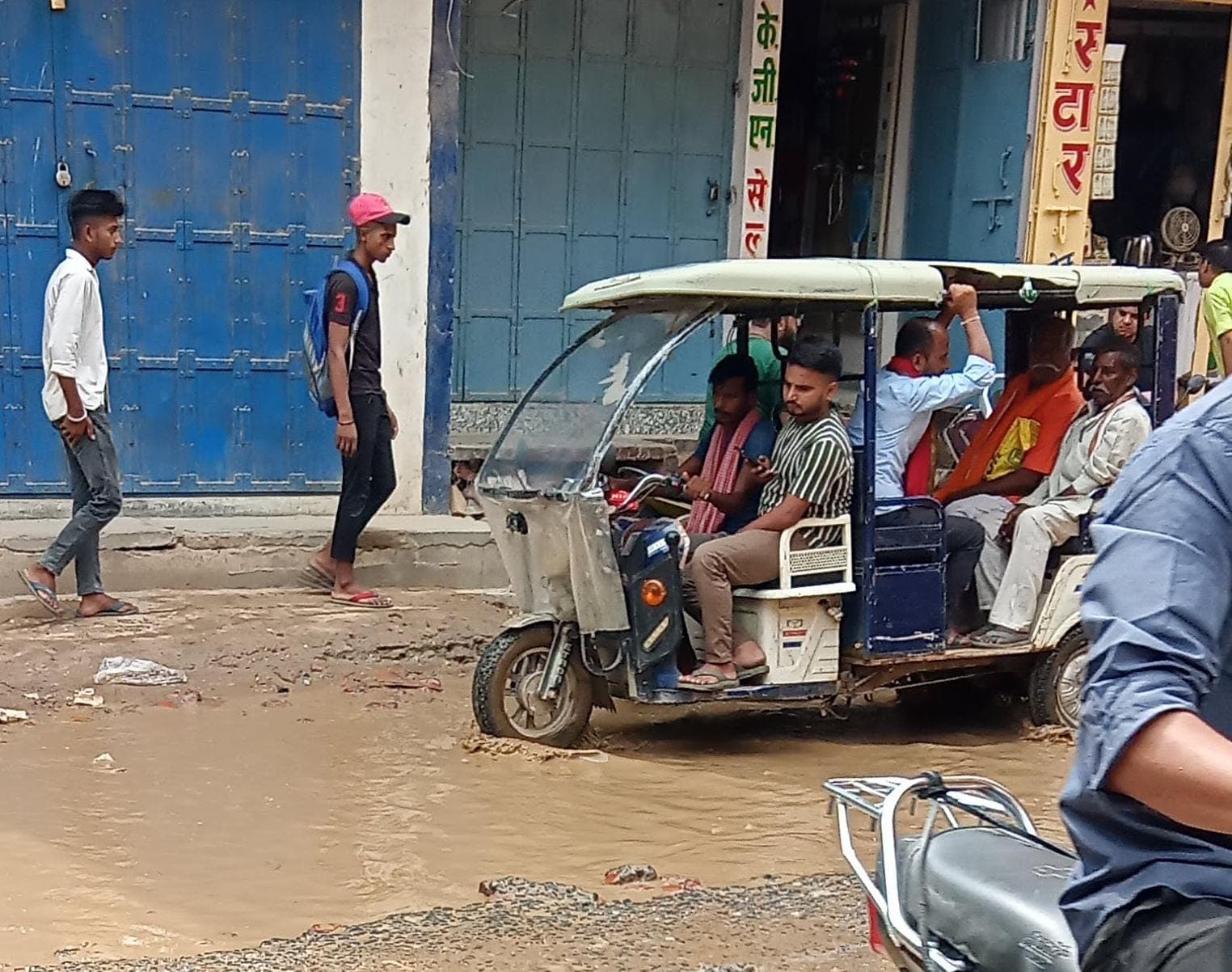 शहर में 200 से अधिक जगहों पर जानलेवा गड्ढे, बरसात में हो रही दुर्घटनाएं शहर में 200 से अधिक जगहों पर जानलेवा गड्ढे, बरसात में हो रही दुर्घटनाएं