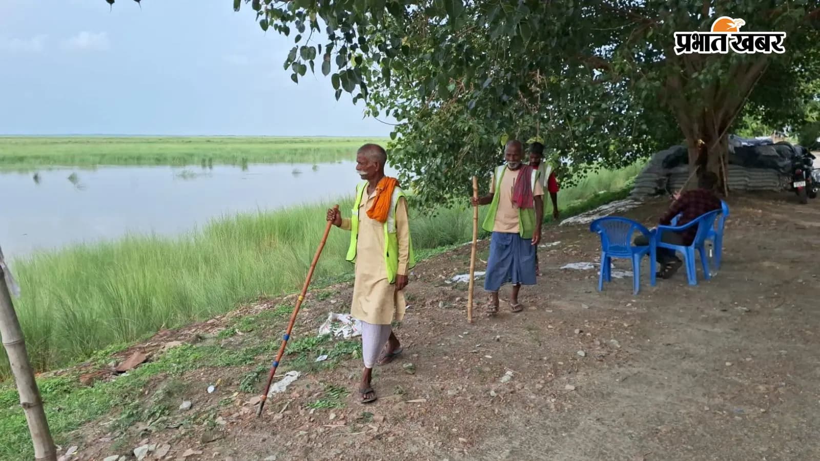 तटबंध की निगरानी करते मनावनल की तस्वीर तटबंध की निगरानी करते मनावनल की तस्वीर