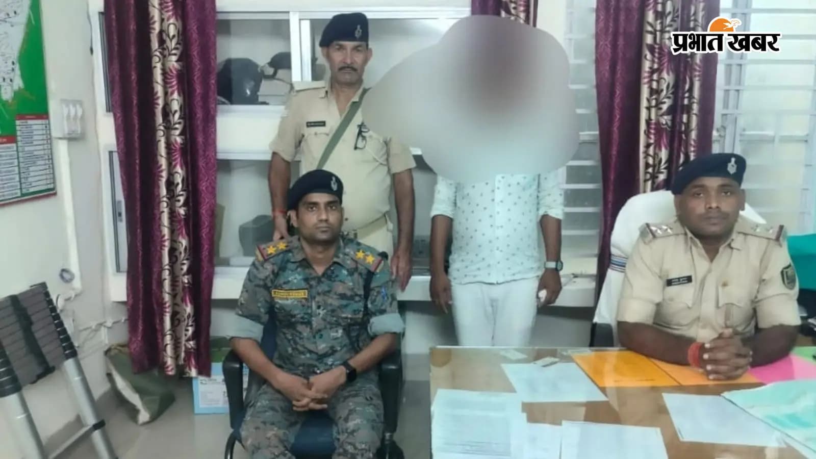 गिरफ्तार आरोपित के साथ पुलिस गिरफ्तार आरोपित के साथ पुलिस
