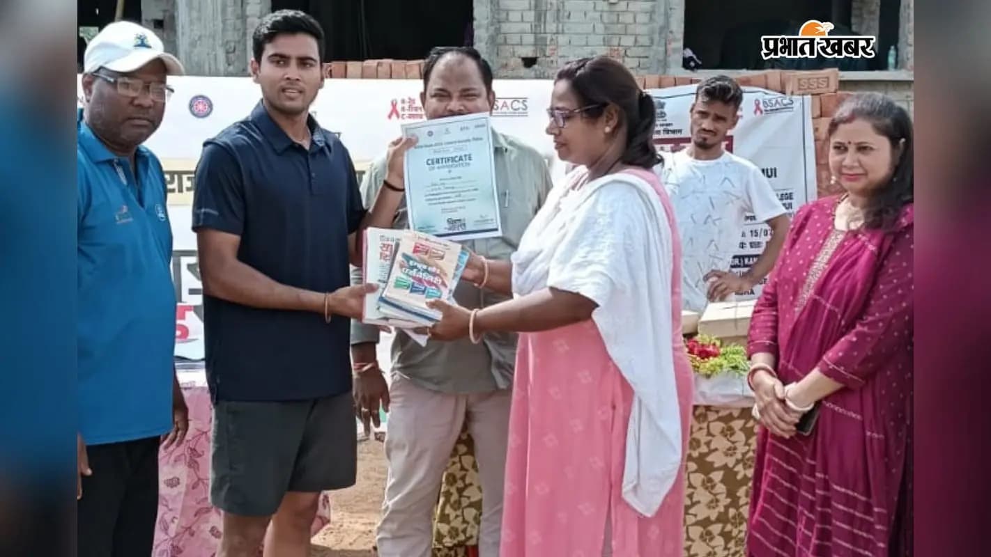 युवाओं को पुस्तक भेंट करते संस्था के सदस्य. युवाओं को पुस्तक भेंट करते संस्था के सदस्य.