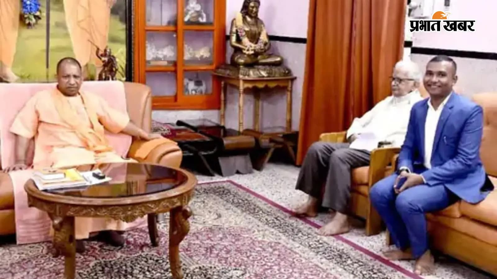 सीएम योगी और पूर्व डिप्टी सीएम दिनेश शर्मा के साथ राहुल सिंह (क्रेडिट सोशल मीडिया) सीएम योगी और पूर्व डिप्टी सीएम दिनेश शर्मा के साथ राहुल सिंह (क्रेडिट सोशल मीडिया)