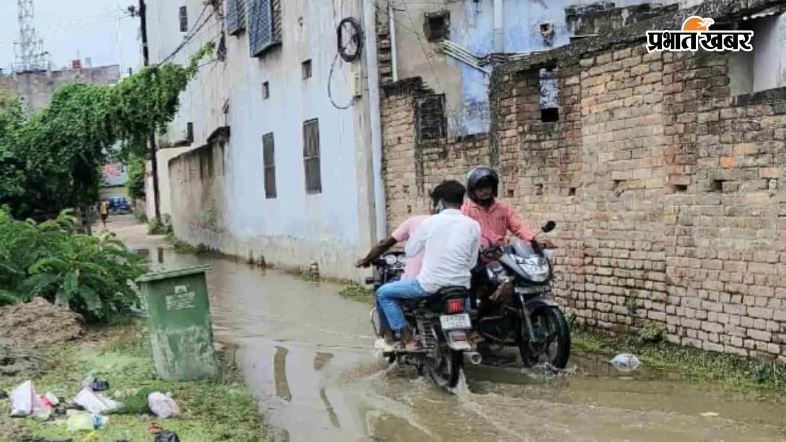 इलाके में जलजमाव, फोटो- प्रभात खबर इलाके में जलजमाव, फोटो- प्रभात खबर