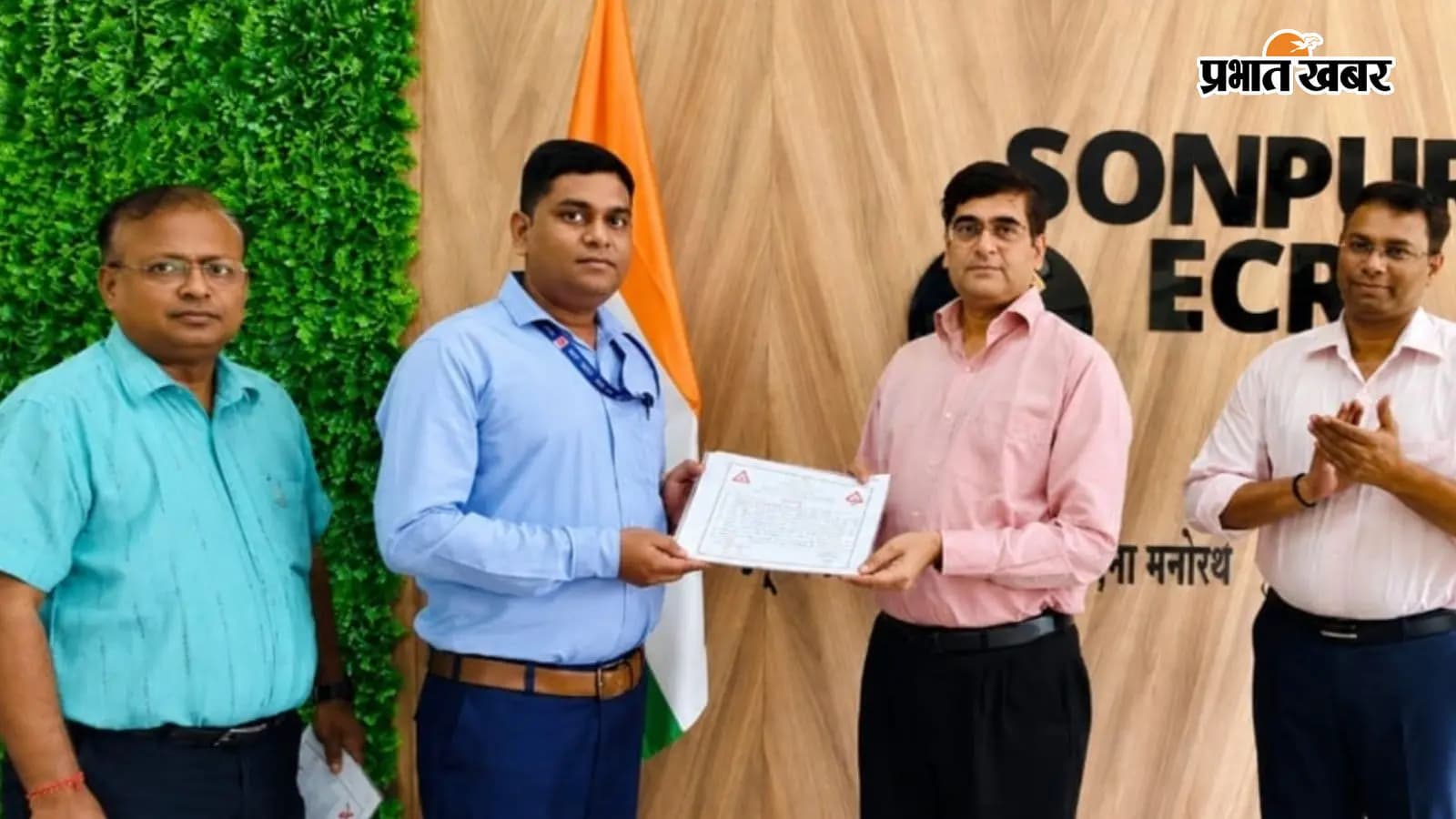 कर्मचारियों को सम्मानित करते मंडल रेल प्रबंधक कर्मचारियों को सम्मानित करते मंडल रेल प्रबंधक