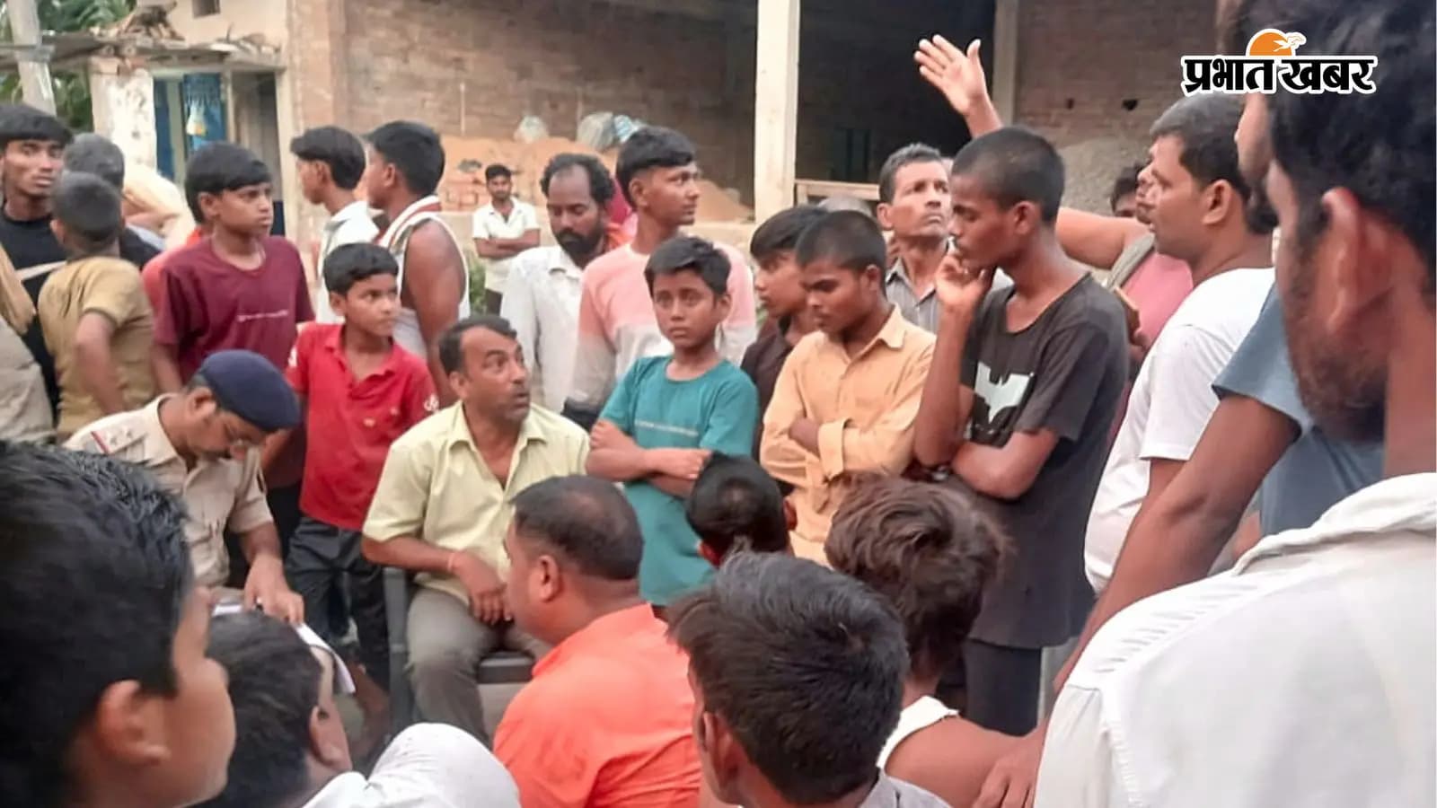हादसे के बाद घटनास्थल पर जुटे लोग हादसे के बाद घटनास्थल पर जुटे लोग