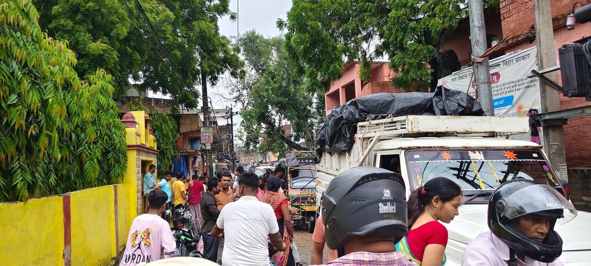 डिजिटल के लिए...बेतिया शहर के बसवरिया में बिजली के खंभे में उतरे करंट से टेम्पो चालक की मौत, आक्रोश डिजिटल के लिए...बेतिया शहर के बसवरिया में बिजली के खंभे में उतरे करंट से टेम्पो चालक की मौत, आक्रोश