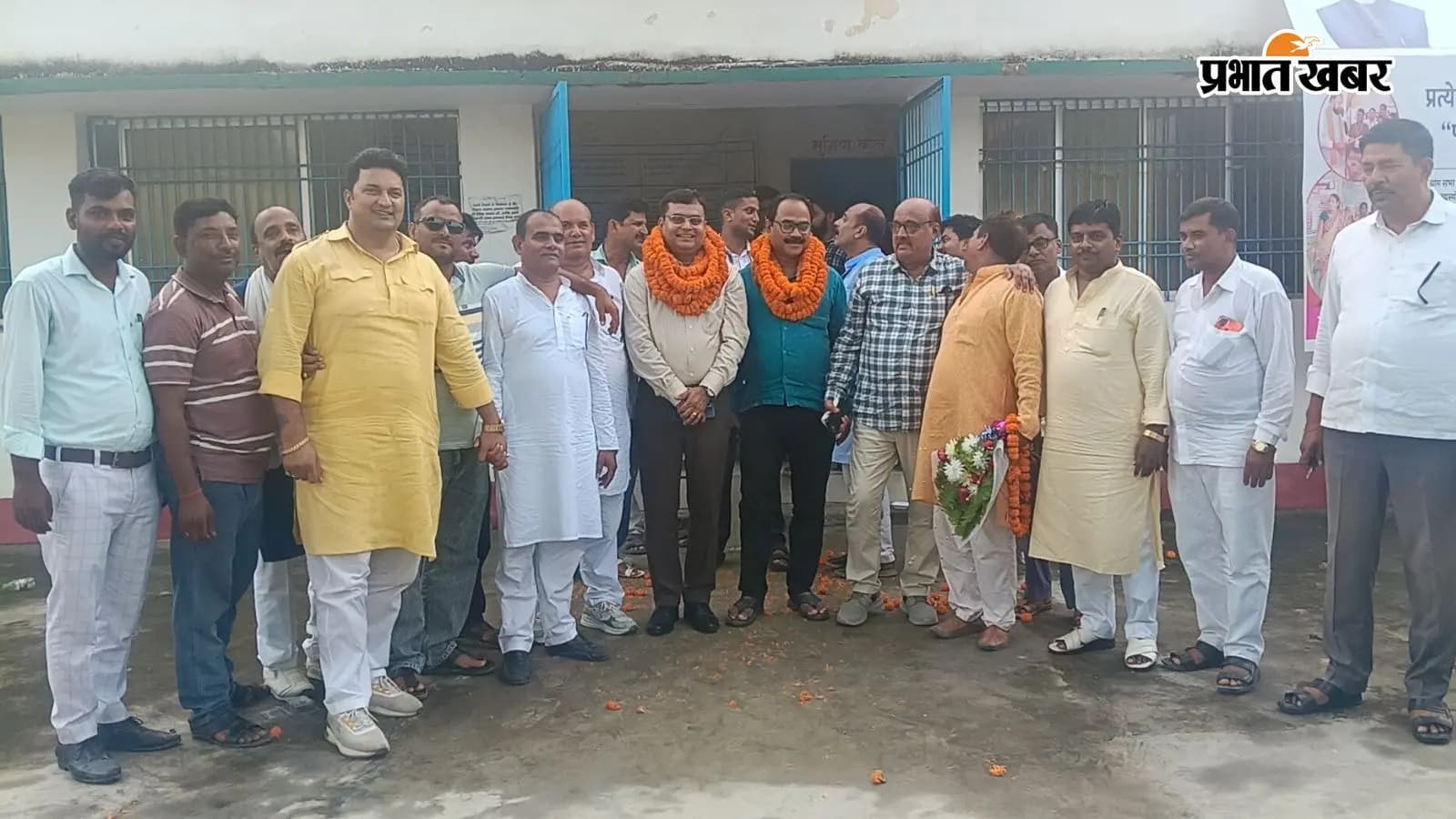 बिदाई समारोह कार्यक्रम के दौरान बीडीओ कुमार प्रशांत तथा अन्य बिदाई समारोह कार्यक्रम के दौरान बीडीओ कुमार प्रशांत तथा अन्य