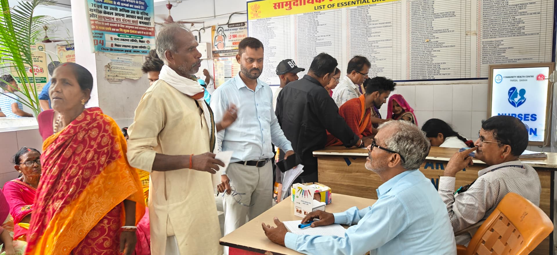 बदलते मौसम का कहर: परसा सीएचसी की ओपीडी में डेढ़ गुना बढ़ी मरीजों की संख्या, बच्चे-बुजुर्ग सबसे अधिक प्रभावित बदलते मौसम का कहर: परसा सीएचसी की ओपीडी में डेढ़ गुना बढ़ी मरीजों की संख्या, बच्चे-बुजुर्ग सबसे अधिक प्रभावित