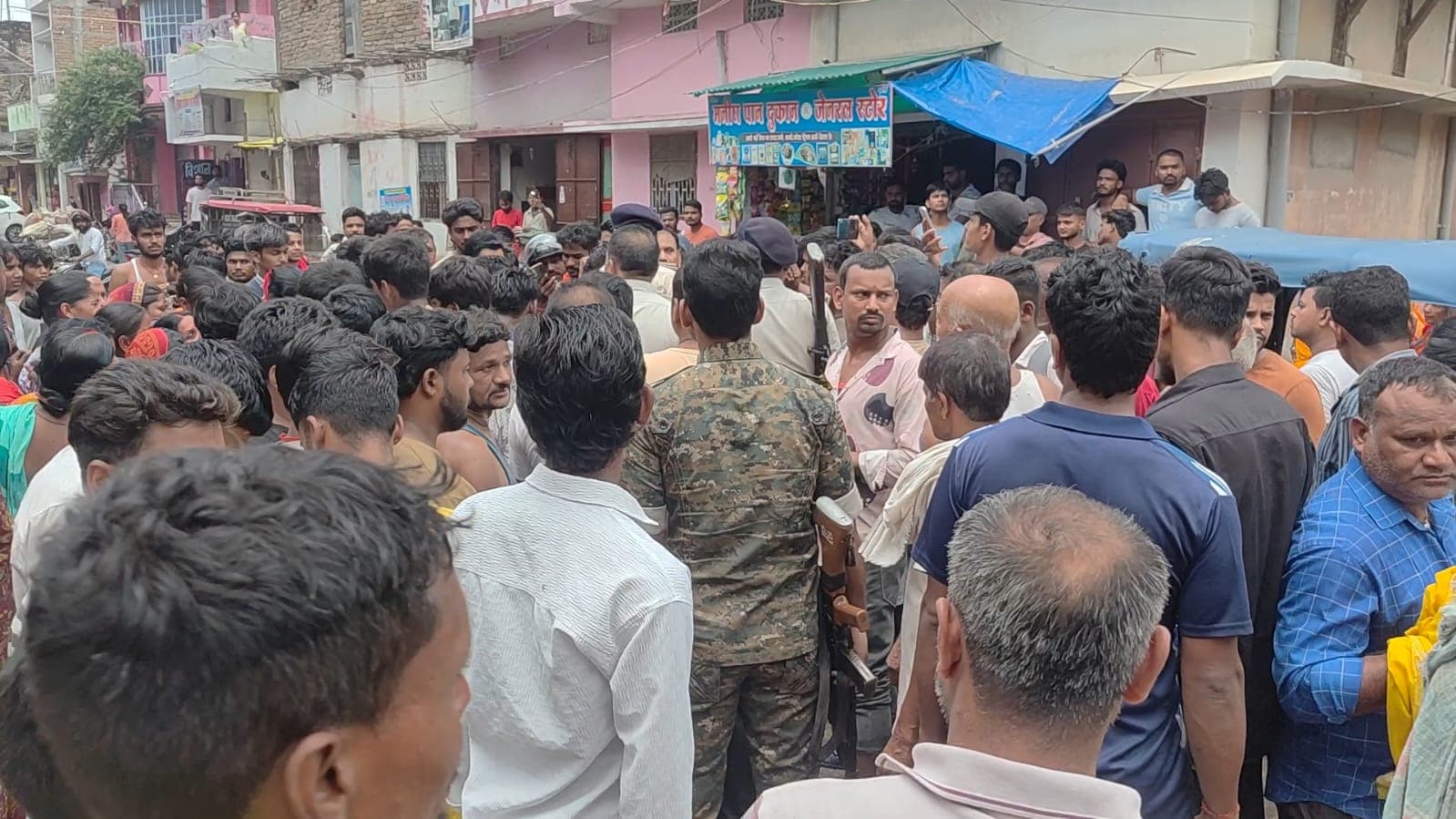 बसवरिया पीपल चौक पर बिजली के पोल में दौड़े करंट ने ली ई-रिक्शा चालक की जान, मुआवजे की मांग पर सड़क जाम बसवरिया पीपल चौक पर बिजली के पोल में दौड़े करंट ने ली ई-रिक्शा चालक की जान, मुआवजे की मांग पर सड़क जाम