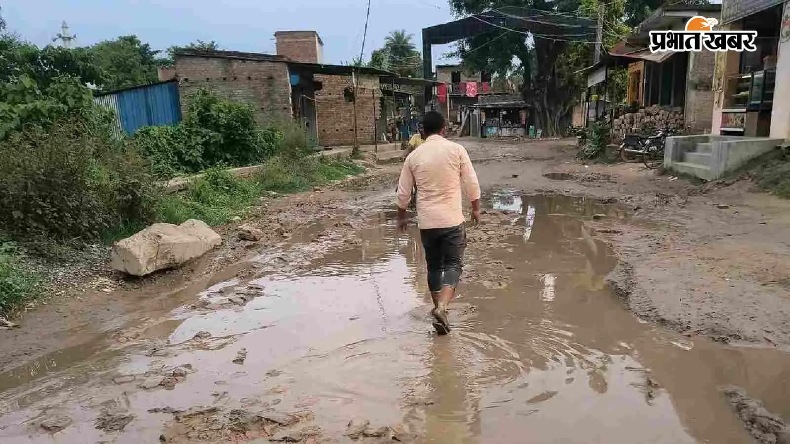 सड़क पर जलजमाव, (फोटो- प्रभात खबर) सड़क पर जलजमाव, (फोटो- प्रभात खबर)