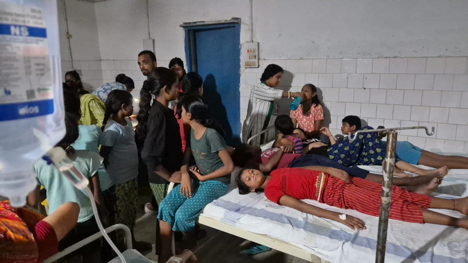 अंबेडकर बालिका आवासीय विद्यालय की बड़ी लापरवाही, रात के भोजन के बाद 36 छात्राएं हुईं बीमार अंबेडकर बालिका आवासीय विद्यालय की बड़ी लापरवाही, रात के भोजन के बाद 36 छात्राएं हुईं बीमार