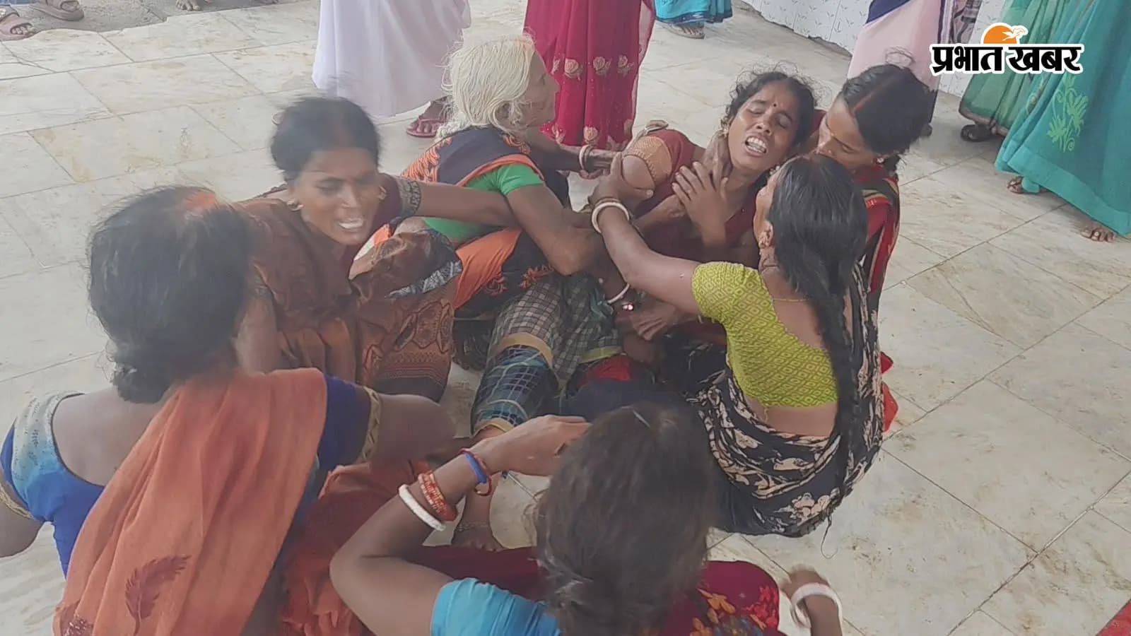 बच्चे की मौत के बाद रोता बिलखता परिवार बच्चे की मौत के बाद रोता बिलखता परिवार