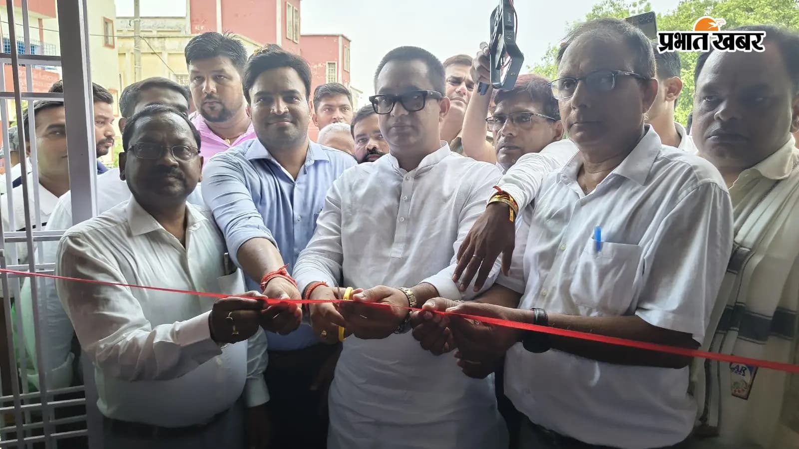 अतरी विधायक रोमित कुमार एवं अन्य अधिकारियों के द्वारा फीता काटकर राजकीय डिग्री महाविद्यालय का शुभारंभ करते अतरी विधायक रोमित कुमार एवं अन्य अधिकारियों के द्वारा फीता काटकर राजकीय डिग्री महाविद्यालय का शुभारंभ करते