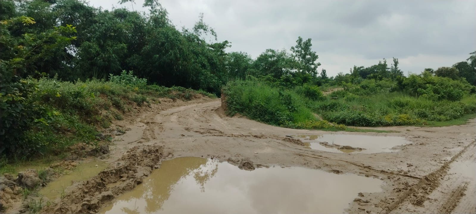 दो दशक में ही बदहाल हुए अधवारा-जमुरा के तटबंध, मानसून में बढ़ी चिंता दो दशक में ही बदहाल हुए अधवारा-जमुरा के तटबंध, मानसून में बढ़ी चिंता