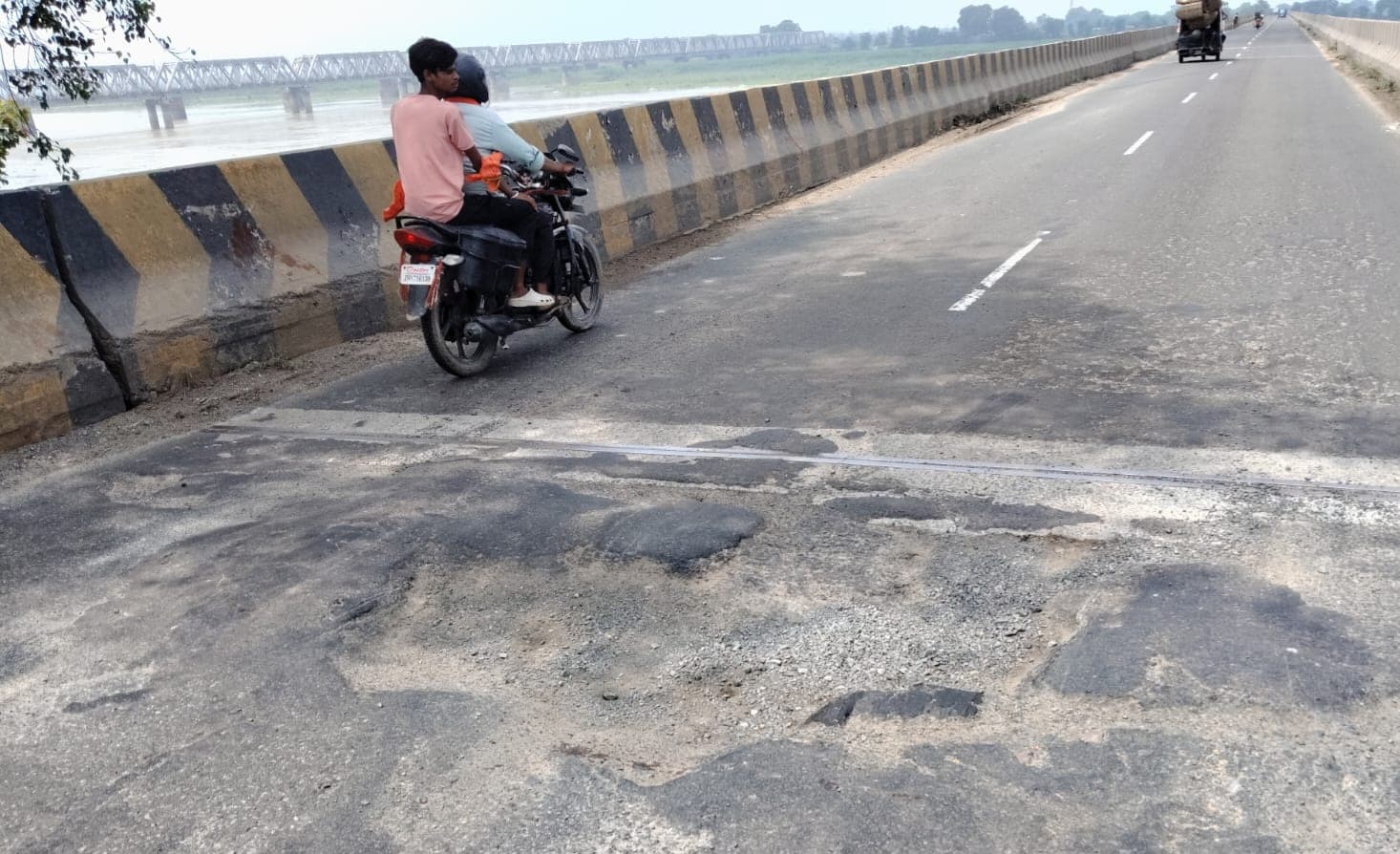 कुरसेला कोसी पुल का गड्ढा बन रहा हादसे का कारण, मरम्मत की मांग कुरसेला कोसी पुल का गड्ढा बन रहा हादसे का कारण, मरम्मत की मांग