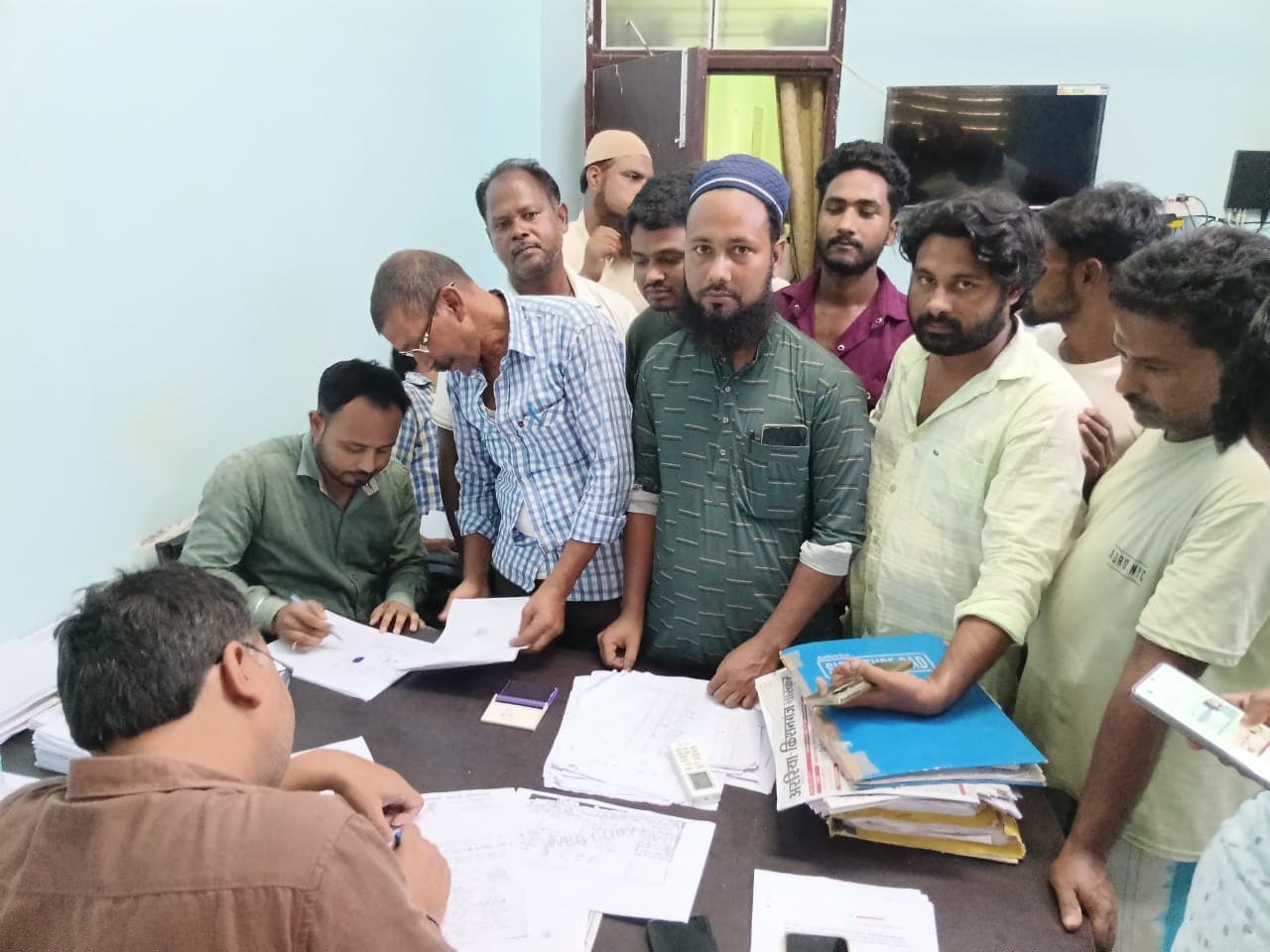 टेढ़ागाछ बाजार में अतिक्रमण हटाने की तैयारी तेज, 105 लोगों की उपस्थिति दर्ज टेढ़ागाछ बाजार में अतिक्रमण हटाने की तैयारी तेज, 105 लोगों की उपस्थिति दर्ज