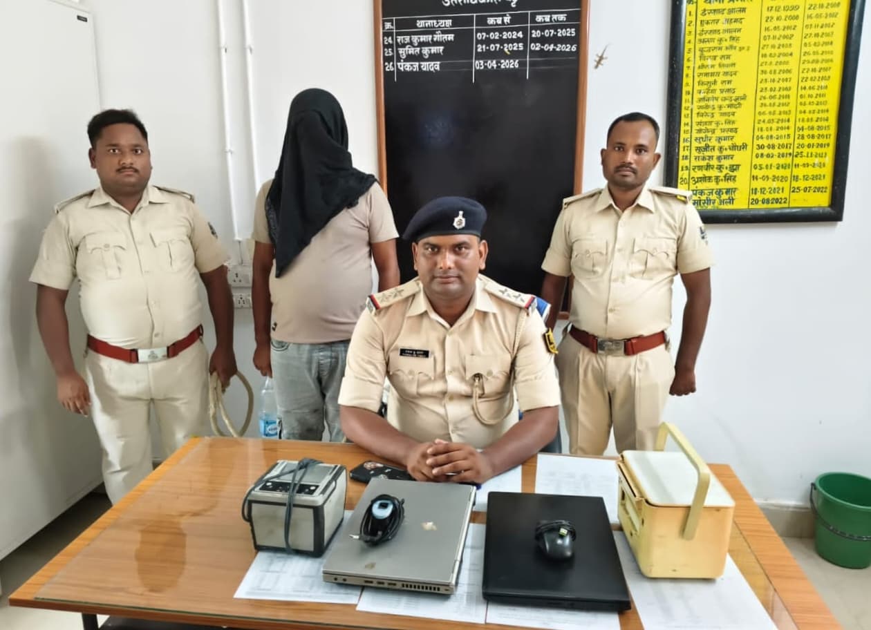 अवैध रूप से आधार कार्ड बनाते दुकान संचालक गिरफ्तार अवैध रूप से आधार कार्ड बनाते दुकान संचालक गिरफ्तार