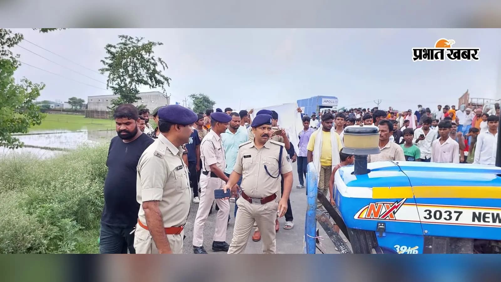 घटना स्थल पर लगी जाम को को हटवाते एसडीपीओ व थानाध्यक्ष सहित अन्य घटना स्थल पर लगी जाम को को हटवाते एसडीपीओ व थानाध्यक्ष सहित अन्य