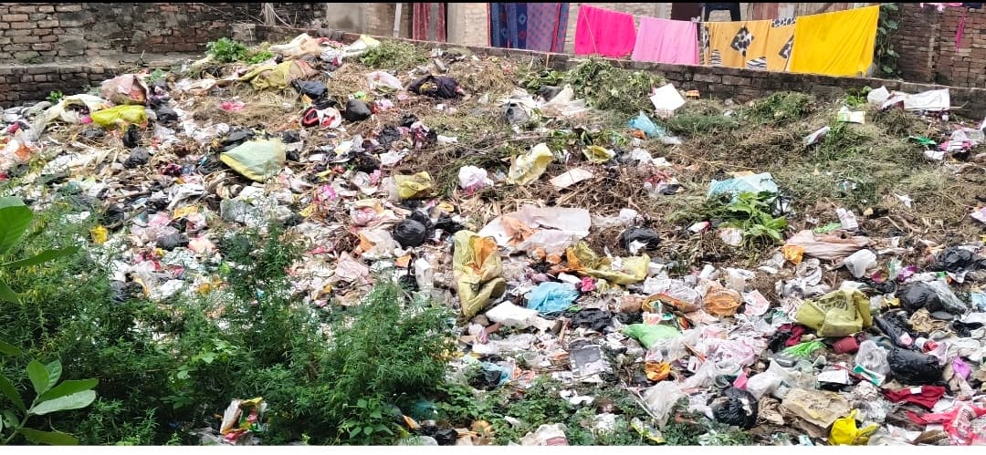 वार्ड-34 में कूड़े का अंबार, बारिश में बढ़ा संक्रमण का खतरा वार्ड-34 में कूड़े का अंबार, बारिश में बढ़ा संक्रमण का खतरा